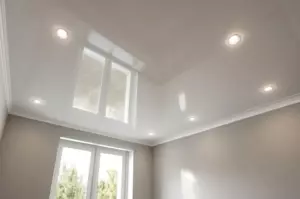 Белый глянцевый потолок