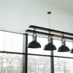 Трековый натяжной потолок с прямоугольными светильниками.