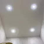 Натяжной потолок со световыми линиями.