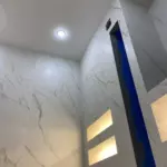 Натяжной потолок со световыми линиями.