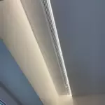 Натяжной потолок со световыми линиями.