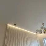Натяжной потолок со световыми линиями.