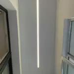 Натяжной потолок со световыми линиями.