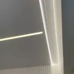 Натяжной потолок со световыми линиями.
