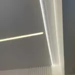 Натяжной потолок со световыми линиями.