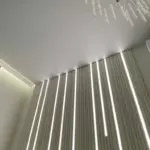 Натяжной потолок со световыми линиями.
