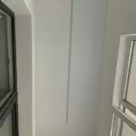 Натяжной потолок со световыми линиями.