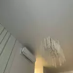 Натяжной потолок со световыми линиями.