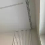 Натяжной потолок со световыми линиями.