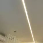 Натяжной потолок со световыми линиями.
