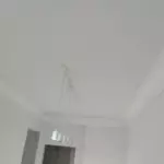 Натяжной потолок со световыми линиями.