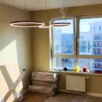 Люстра на тросах в натяжном потолке